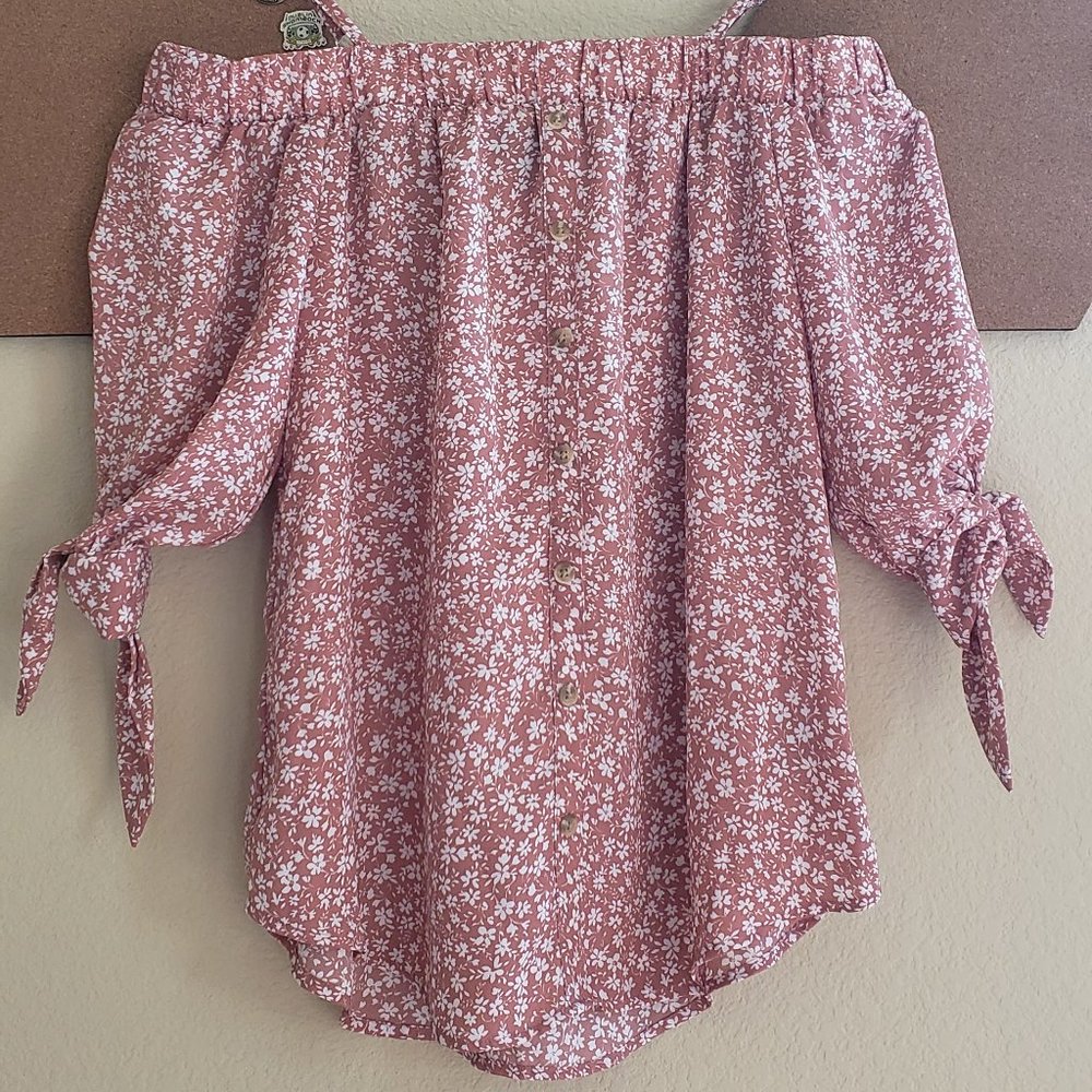 iZ byer | Pink & White | Off the shoulder top